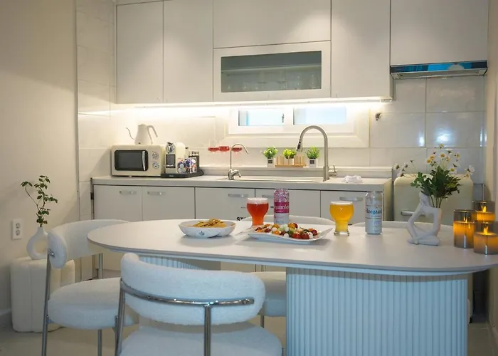 Near Hongik Station And Mangwon Market Spacious Living And Special Tea Apartment Seoul