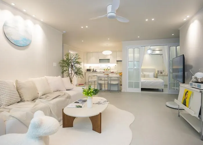 Near Hongik Station And Mangwon Market Spacious Living And Special Tea