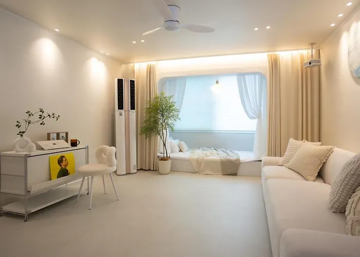 Near Hongik Station And Mangwon Market Spacious Living And Special Tea Apartment
