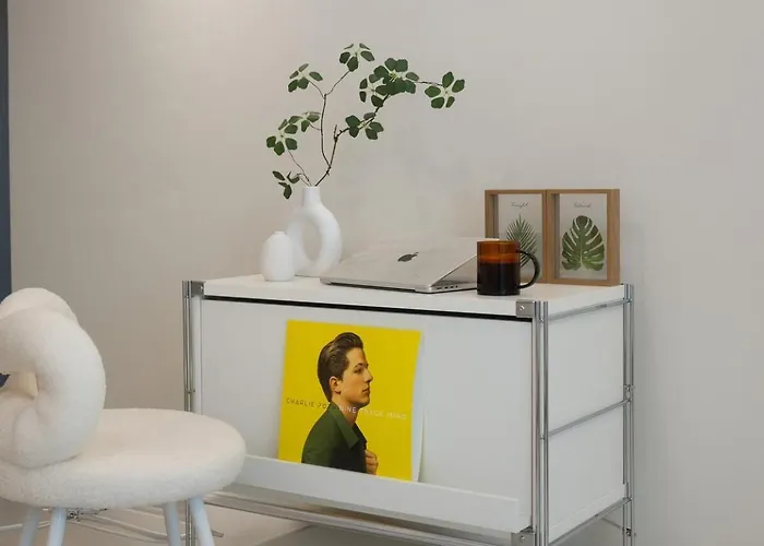 Near Hongik Station And Mangwon Market Spacious Living And Special Tea Seoul