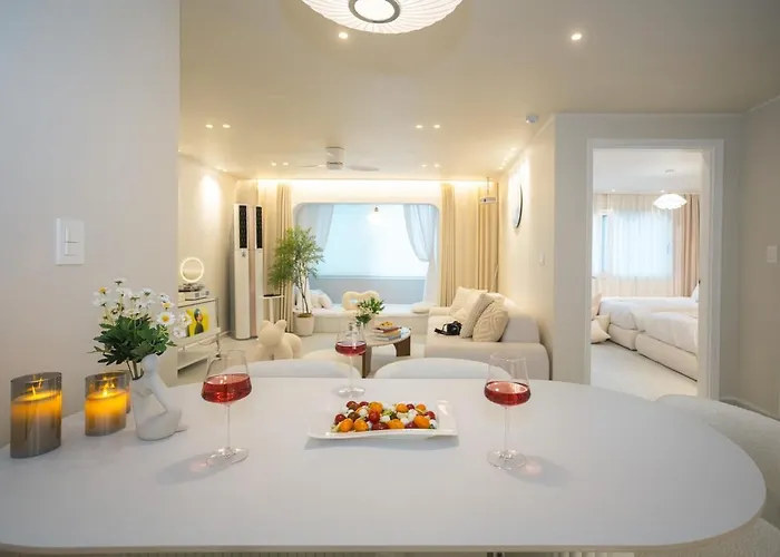 Near Hongik Station And Mangwon Market Spacious Living And Special Tea Apartment *