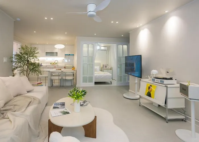Near Hongik Station And Mangwon Market Spacious Living And Special Tea *