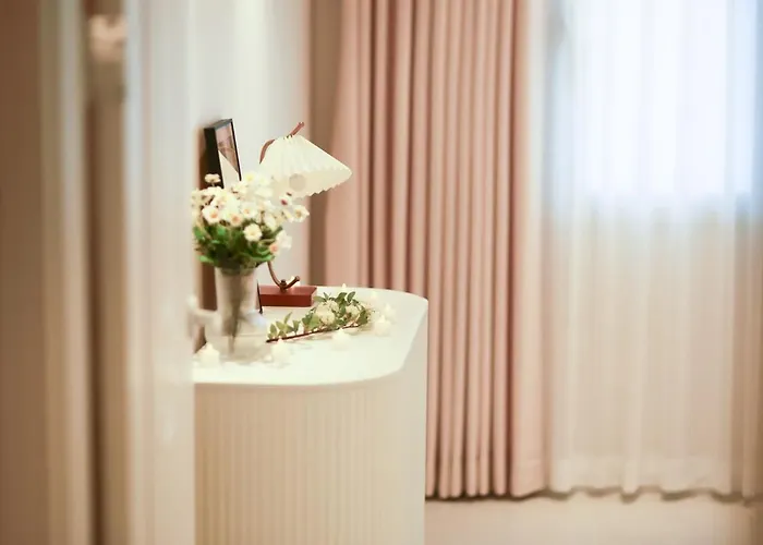 Near Hongik Station And Mangwon Market Spacious Living And Special Tea Apartment *