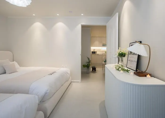 Near Hongik Station And Mangwon Market Spacious Living And Special Tea Apartment *