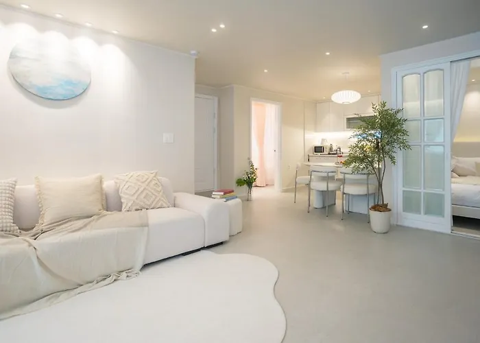 Near Hongik Station And Mangwon Market Spacious Living And Special Tea Apartment *