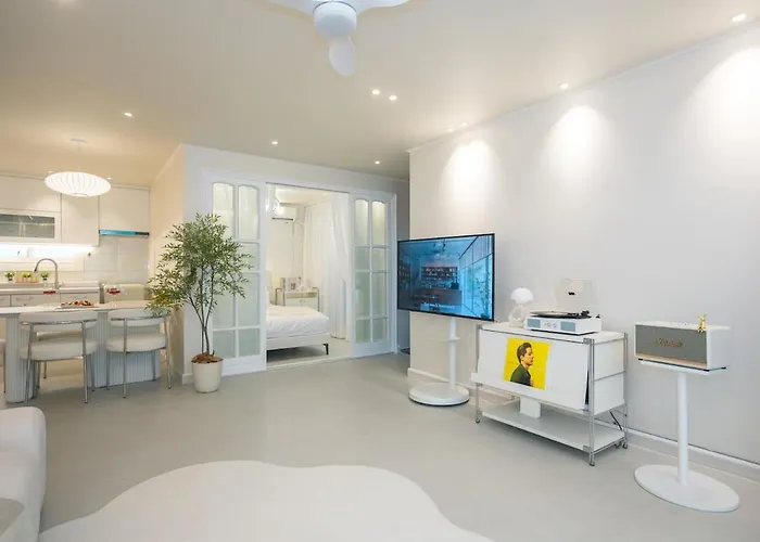 Near Hongik Station And Mangwon Market Spacious Living And Special Tea Apartment Seoul