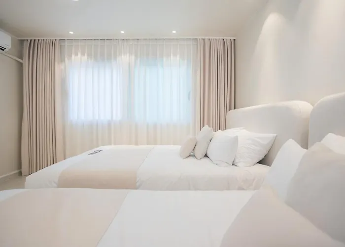 Near Hongik Station And Mangwon Market Spacious Living And Special Tea Apartment *