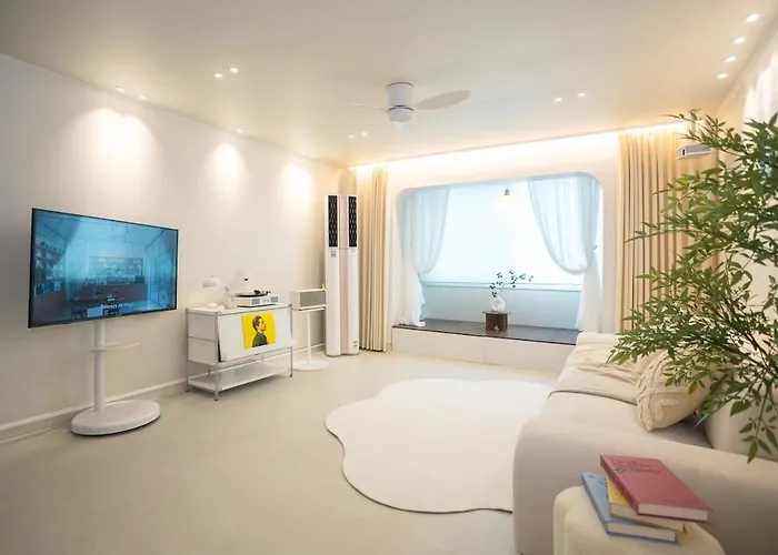 Near Hongik Station And Mangwon Market Spacious Living And Special Tea Seoul