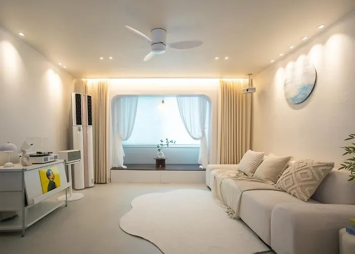 Near Hongik Station And Mangwon Market Spacious Living And Special Tea Seoul