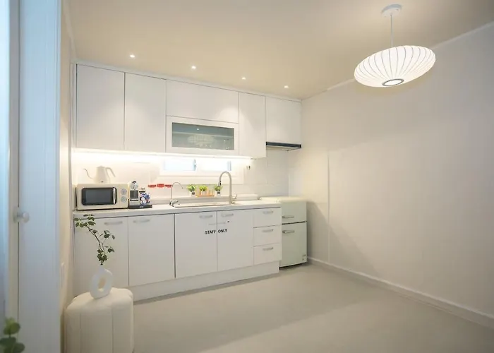 Near Hongik Station And Mangwon Market Spacious Living And Special Tea Seoul