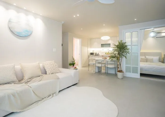 Near Hongik Station And Mangwon Market Spacious Living And Special Tea *