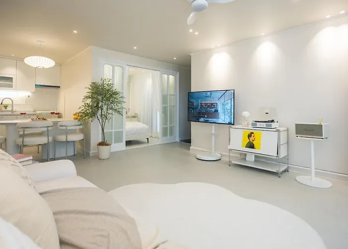 Apartment Near Hongik Station And Mangwon Market Spacious Living And Special Tea Seoul