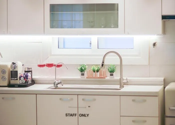 Near Hongik Station And Mangwon Market Spacious Living And Special Tea Apartment *