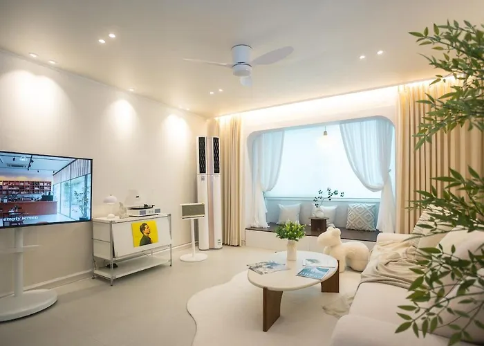Near Hongik Station And Mangwon Market Spacious Living And Special Tea Seoul