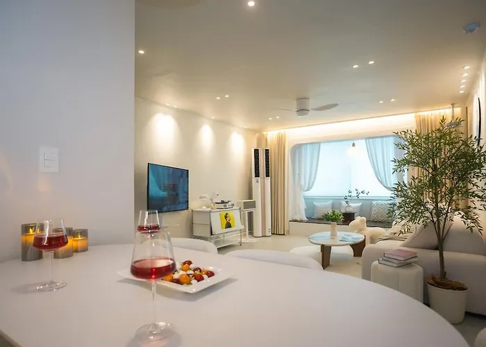 Near Hongik Station And Mangwon Market Spacious Living And Special Tea * Seoul