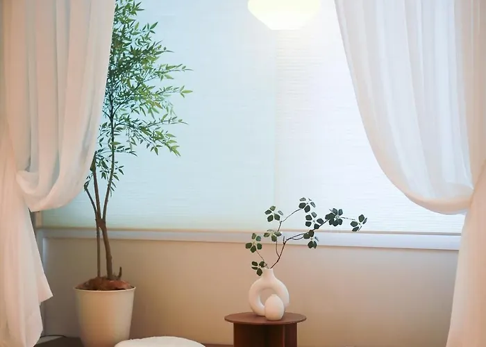 Near Hongik Station And Mangwon Market Spacious Living And Special Tea