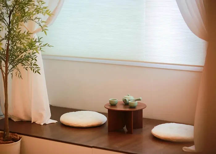 Near Hongik Station And Mangwon Market Spacious Living And Special Tea *