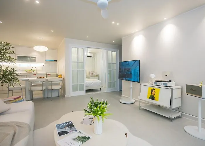 Near Hongik Station And Mangwon Market Spacious Living And Special Tea Apartment *