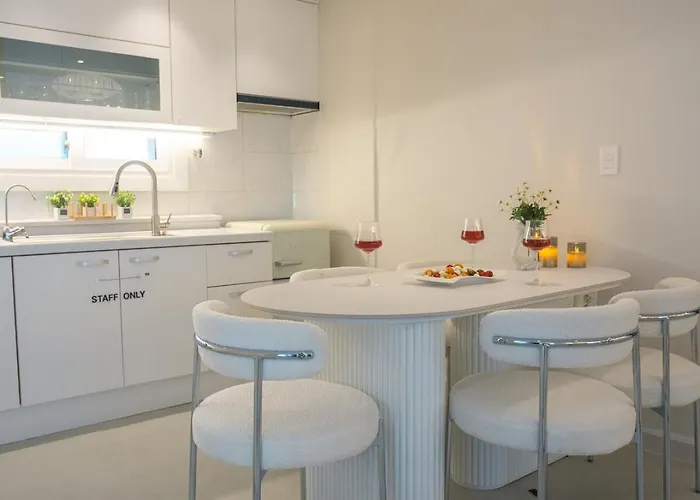 Near Hongik Station And Mangwon Market Spacious Living And Special Tea Apartment *