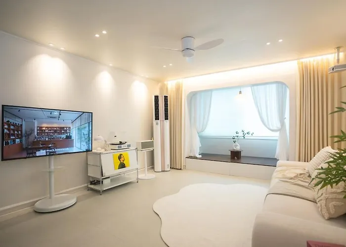 Near Hongik Station And Mangwon Market Spacious Living And Special Tea Apartment Seoul