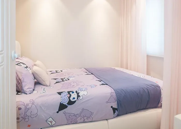 Near Hongik Station And Mangwon Market Spacious Living And Special Tea Seoul