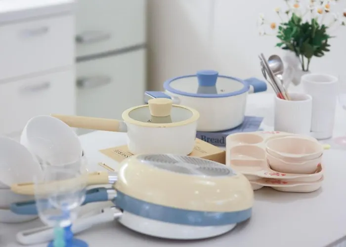 Near Hongik Station And Mangwon Market Spacious Living And Special Tea