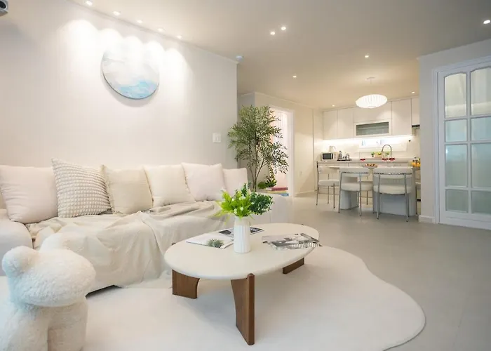 Near Hongik Station And Mangwon Market Spacious Living And Special Tea * Seoul