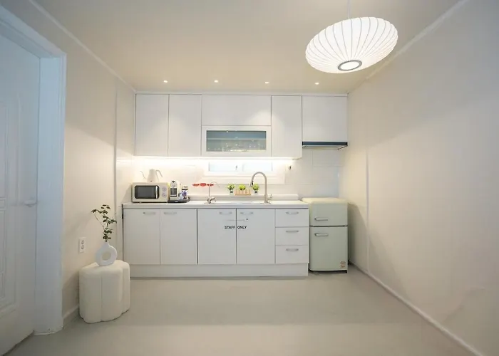 Near Hongik Station And Mangwon Market Spacious Living And Special Tea Apartment