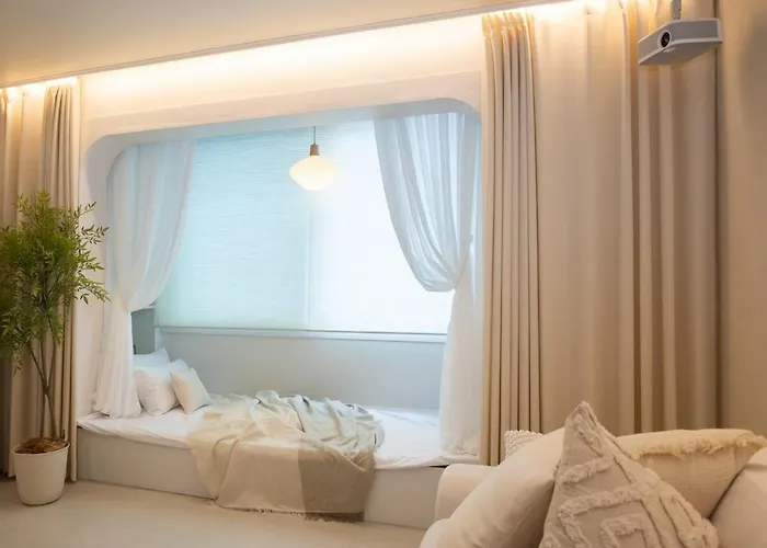 Near Hongik Station And Mangwon Market Spacious Living And Special Tea *