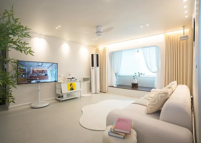 Near Hongik Station And Mangwon Market Spacious Living And Special Tea Seoul