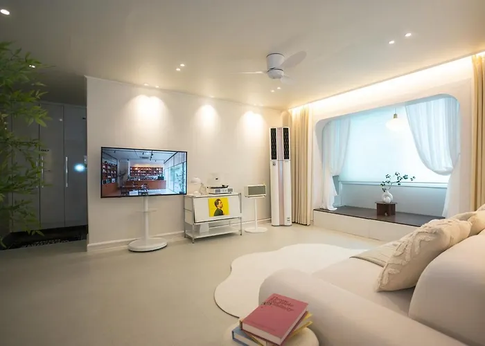 Near Hongik Station And Mangwon Market Spacious Living And Special Tea