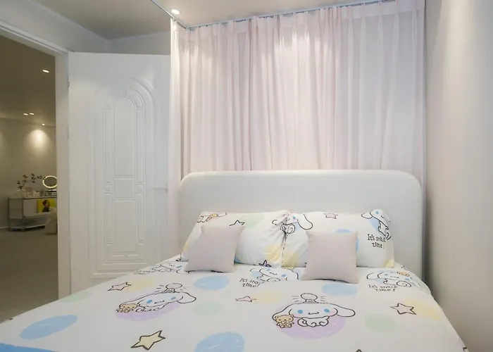 Near Hongik Station And Mangwon Market Spacious Living And Special Tea