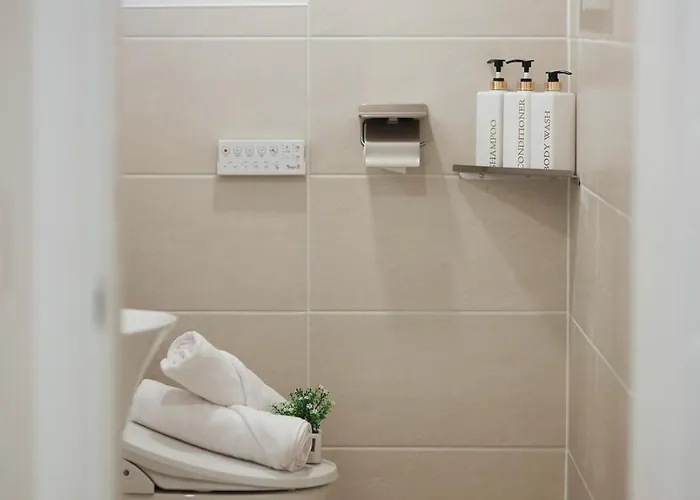 Near Hongik Station And Mangwon Market Spacious Living And Special Tea